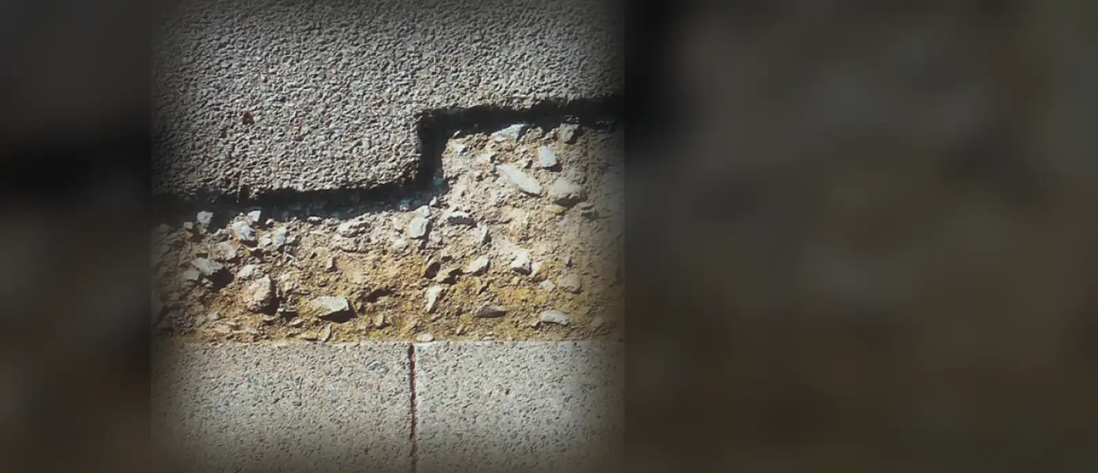 Ausgebrochene Asphalt- und Pflasterkante vor der Instandsetzung mit Fertigkaltasphalt
