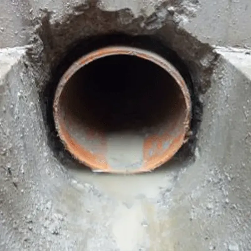 Vorbereiteter Ringspalt um ein Rohr im Schachtbauwerk