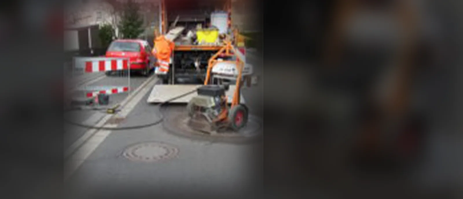 Schneidemaschine DS1400 beim Ausschneiden einer Schachtabdeckung in der Straße