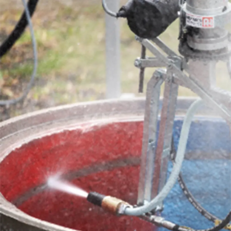 HDS Jet® strahlt die Schachtwandung mit Wasser-Granulat-Gemisch zur Untergrundvorbereitung