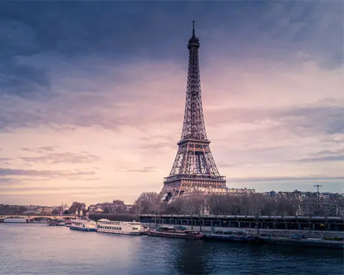 Eiffelturm an der Seine in Paris in der Abenddämmerung
