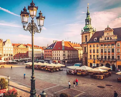 Historischer Marktplatz mit Laterne und bunten Bürgerhäusern – Symbolbild Standort Tschechien
