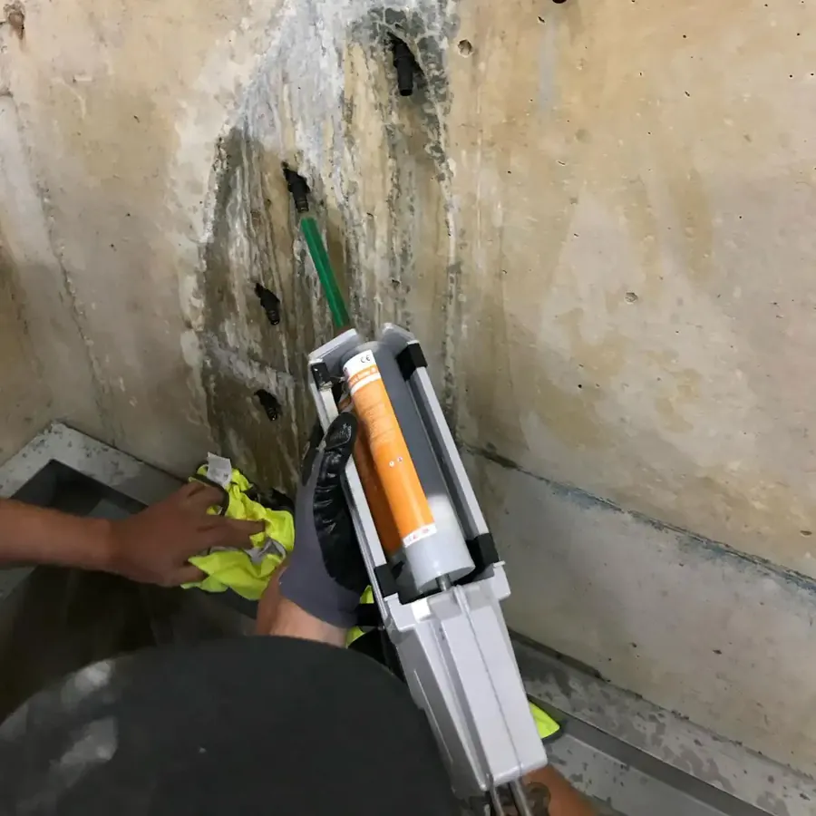 Injektion mit der pneumatischen Kartuschenpresse HermesGun400 Version B an einer undichten Betonwand