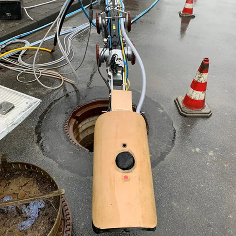 Kanaltec 4.0 mit Sanierungspacker auf dem Roboter vor dem Einsetzen in den Schacht