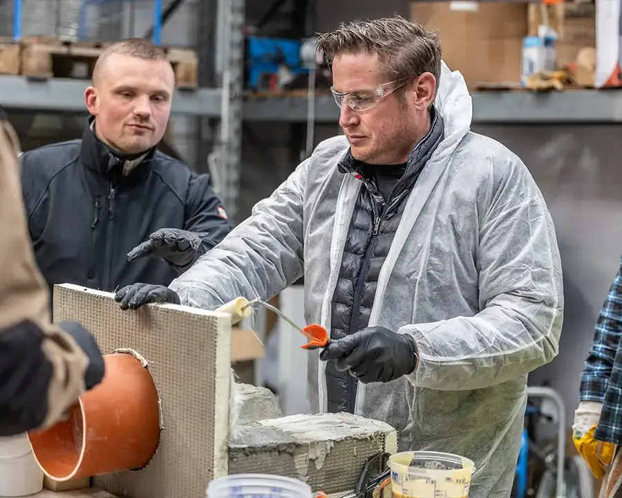 Trainer und Teilnehmer beim Laminieren im Laminierschein-Kurs