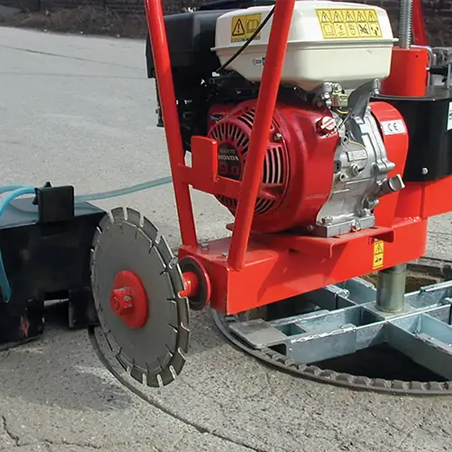 Schneidemaschine SP-V-300 mit Honda-Motor über dem Zentrierkreuz am Schachtrahmen