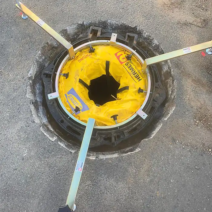 Gelbe Schlauchschalung im Schacht, Schachtrahmen vom Niveauhalter auf Straßenniveau gehalten