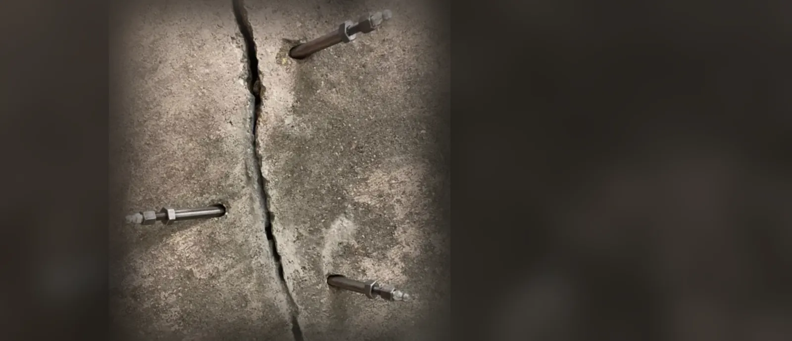 Stahlschlagpacker entlang eines Risses im Beton