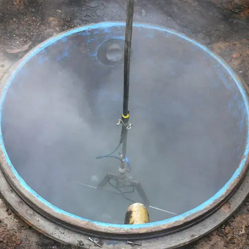 TSSR reinigt einen Kanalschacht mit 400 bar Wasserhochdruck – Sprühnebel im Schacht