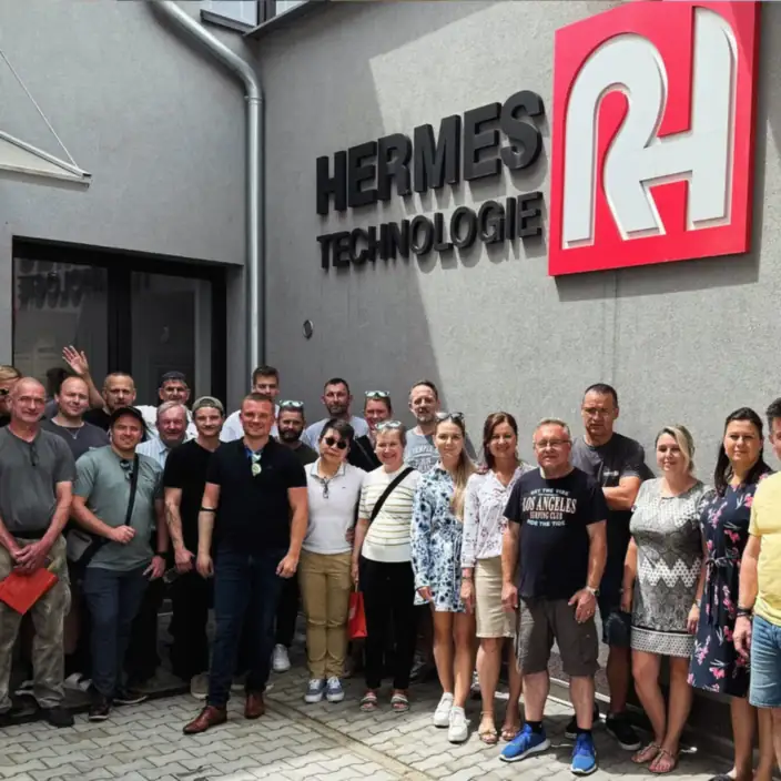 Das Hermes-Team vor dem Firmengebäude