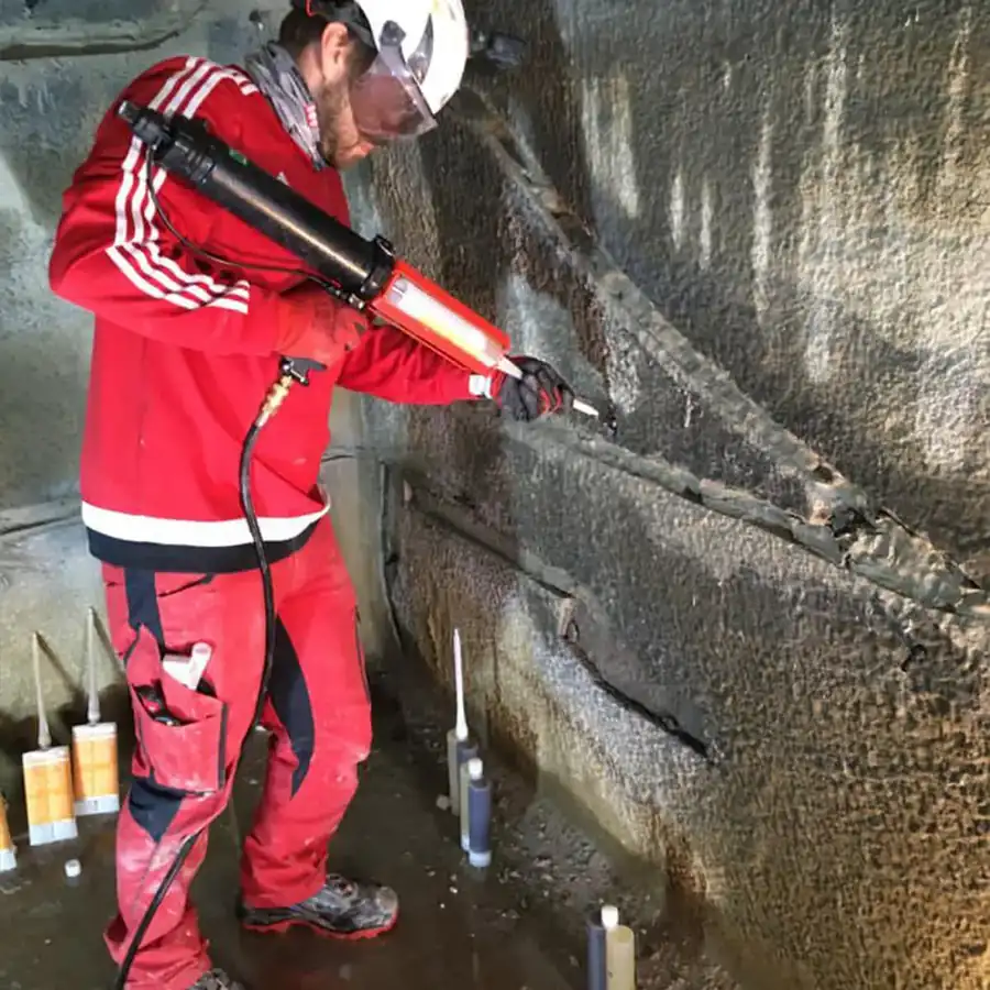 Anwender dichtet mit Hermes-WS Quick und Kartuschenpistole einen Wassereinbruch im Bauwerk ab
