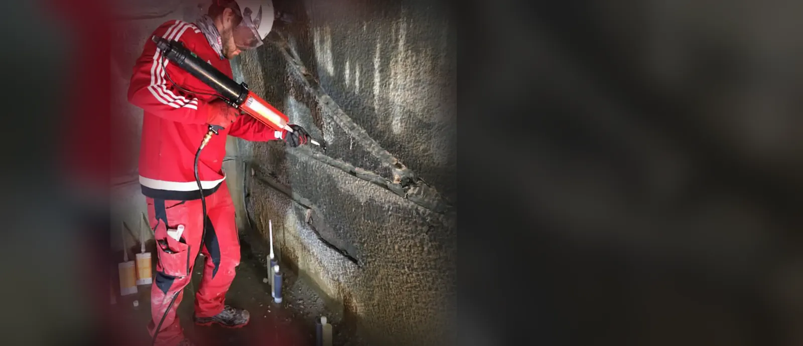 Abdichtung eines Wassereinbruchs mit Hermes-WS Quick im Abwasserbauwerk